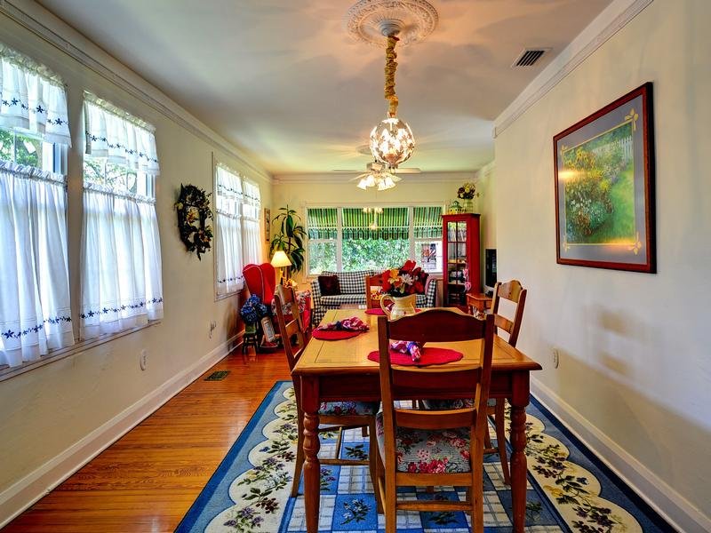 Seating for four at the dining table